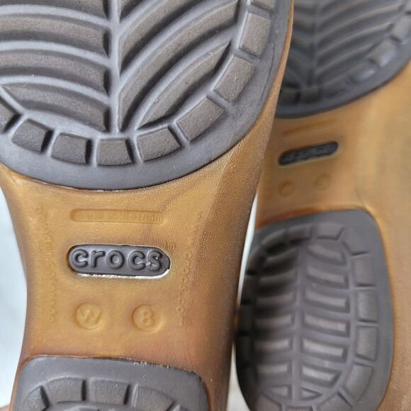 Crocs  Carlisa Womens Mini Wedge Shoes Size 8 Slip On Closed Toe Leopard Print - Picture 10 of 11